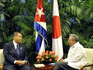 El General de Ejército Raúl Castro Ruz, Presidente de los Consejos de Estado y de Ministros y el excelentísimo señor Yoshiro Mori, ex primer ministro de Japón  