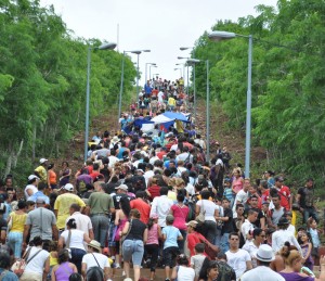 Una multitud sube la Loma de la Cruz. Foto: Yuris Nórido