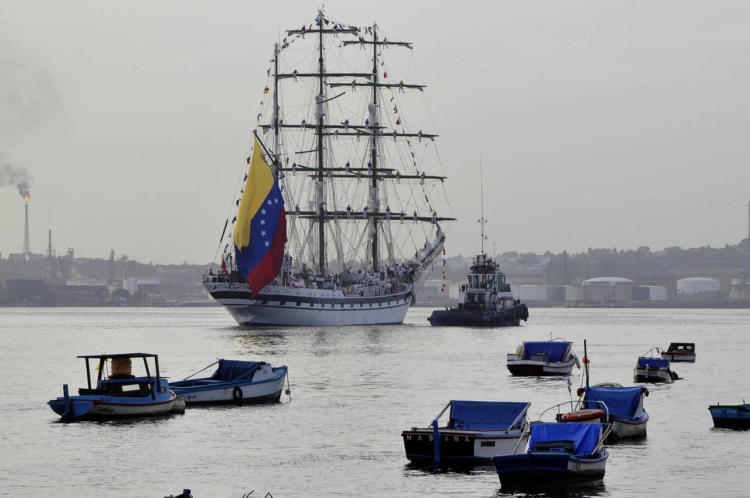 En visita oficial llegó este lunes al puerto de La Habana, el buque escuela Simón Bolívar, de la Armada de la República Bolivariana de Venezuela. La Habana, 17 de junio de 2013. Foto: Joaquín Hernández Mena / Trabajadores