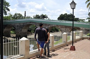 El puente Yayabo es un símbolo, y el único con arcos abovedados existente en Cuba. Además atraviesa al río más emblemático de la ciudad. Fotos: José Raúl Rodríguez Robleda