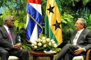 Raúl Castro Ruz y Manuel Pinto da Costa sostienes conversaciones oficiales. Foto:  Roberto Morejón