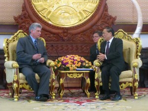 El jefe de Estado y secretario general del Partido Popular Revolucionario de Laos, Choummaly Sayasone (D), tributó al también miembro del Buró Político del Partido Comunista y primer vicepresidente de los Consejos de Estado y de Ministros de Cuba, Miguel Díaz-Canel Bermúdez (I), una bienvenida efusiva y cariñosa en el Palacio Ejecutivo, en Laos. Foto: Hugo Rius.