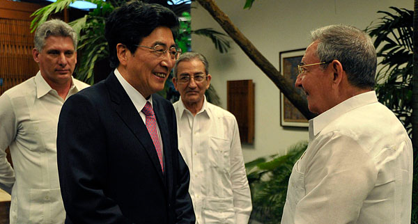 El General de Ejército Raúl Castro Ruz, Primer Secretario del Comité Central del Partido Comunista de Cuba, recibió al compañero Guo Jinlong, miembro del Buró Político y Secretario del Partido Comunista de China en Beijing, quien realiza una visita oficial a nuestro país. Foto: Estudios Revolución