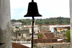 Desde el campanario de la iglesia Parroquial Mayor, la ciudad encanta con sus tejados.