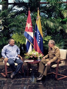 Raúl Castro Ruz, Presidente de los Consejos de Estado y de Ministros, recibió este sábado al compañero Diosdado Cabello Rondón. Foto: Estudios Revolución