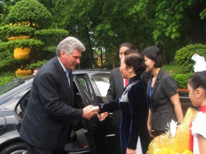 La vicepresidenta Nguyen Thi Doan recibió al primer vicepresidente cubano Miguel Díaz-Canel en el Palacio Presidencial en Hanoi. Foto: PL