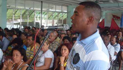 “Para los agropecuarios las prioridad es cumplir con la entrega de alimentos al pueblo”, ratificó el delegado José Aizpurúa. Foto: Betty Beatón Ruiz