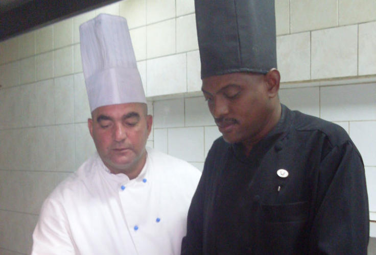 Chef del sector estatal (derecha) y del no estatal (izquierda) se unieron para compartir experiencias teóricas y prácticas. Foto: De la autora.