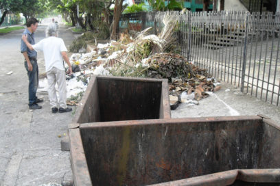 Basura al piso y tanques vacíos