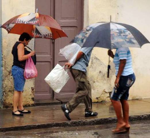 Días de sombrillas, paraguas, capas… Foto: Modesto Gutiérrez, AIN.