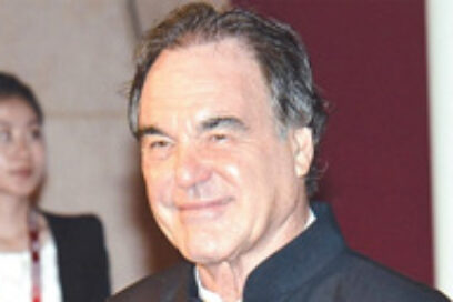 Oliver Stone critica al cine de EE.UU. que glorifica la guerra