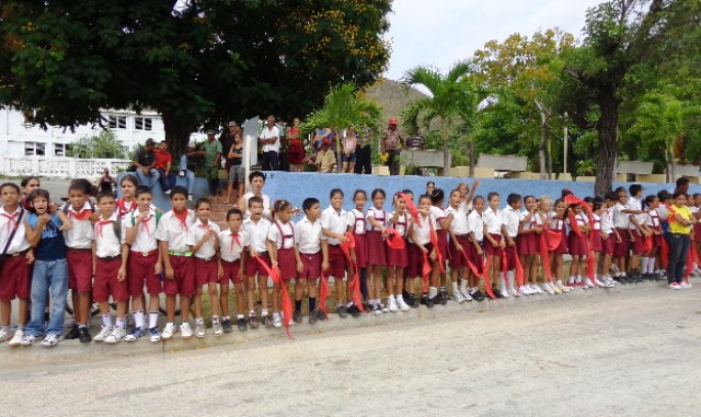 En todo el trayecto grandes y chicos saludan a los pedalistas.