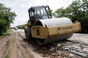 Trabajadores de la ECOAI número 1 trabajan en la recuperación de la carretera 17 Mantua—comunidad Simón Bolívar, en Guane, una de las vías alternativas para llegar al poblado cabecera cuando por otras es imposible hacerlo. Foto: René Pérez Massola