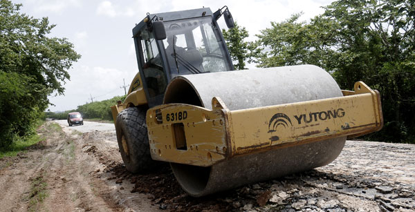 Trabajadores de la ECOAI número 1 trabajan en la recuperación de la carretera 17 Mantua—comunidad Simón Bolívar, en Guane, una de las vías alternativas para llegar al poblado cabecera cuando por otras es imposible hacerlo. Foto: René Pérez Massola
