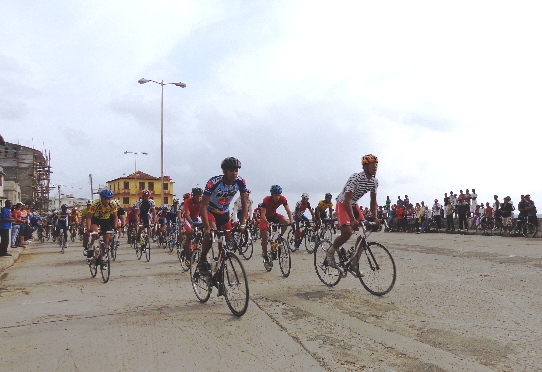 Como es tradicional la caravana partió desde el malecón de la bella ciudad de Baracoa. Fotos: Rodny Alcolea