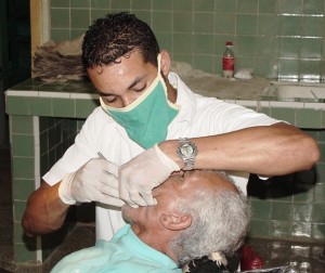 Hasta las cuadras llegan los servicios de estomatología. Foto: Rodny Alcolea