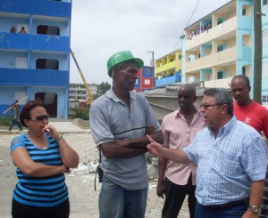 En el asentamiento poblacional del paseo Martí, Guilarte de Nacimiento, junto a la secretaria de la CTC en la provincia, conoció detalles de la conclusión de las 48 viviendas que restan para completar las 100 previstas. Fotos: Betty Beatón