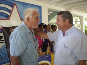 Ulises Guilarte y el primer Héroe Nacional del Trabajo de la República de Cuba Reynaldo Castro 