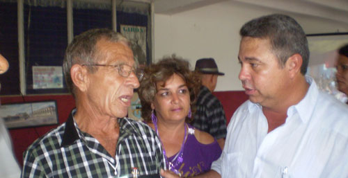 Ulises Guilarte (D) conversa con varios delegados. Foto: Noryis