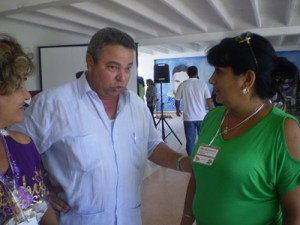 Ulises Guilarte conversa con Yudith Mederos, secretaria de la CTC en Los Arabos 