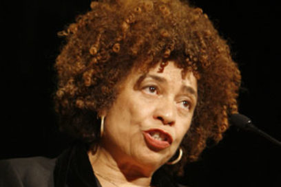 Llama Angela Davis a liberar a antiterroristas cubanos