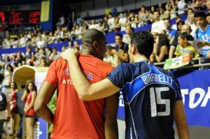 El central italiano Emanuelle Birarelli saluda a un jugador cubano tras el partido. 