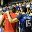 El central italiano Emanuelle Birarelli saluda a un jugador cubano tras el partido.