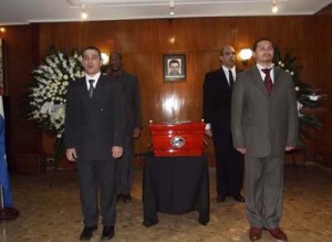 Momento en que son velados en la embajada cubana en Buenos Aires, Argentina, los restos del compañero Jesús Cejas Arias, secuestrado y asesinado durante la última dictadura militar en ese país