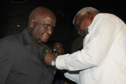 Confieren en Cuba Orden de la Solidaridad a expresidente de Zambia