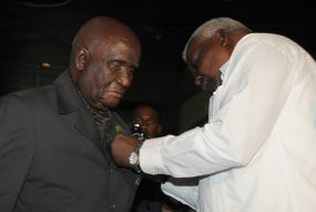 El expresidente de Zambia Kenneth Kaunda la Orden de la Solidaridad de manos del presidente de la Asamblea Nacional del Poder Popular, Esteban Lazo
