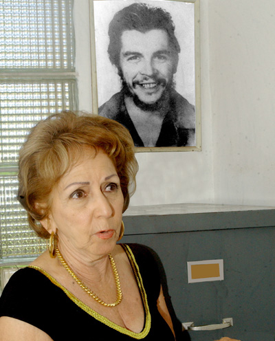 “Las virtudes del Che Guevara pueden servir de ejemplo para las que quieran ser buenas secretarias”, señala López. Foto: César A. Rodríguez
