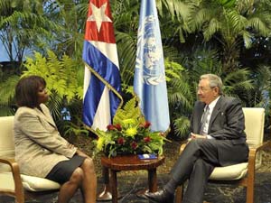 El Presidente de los Consejos de Estado y de Ministros, General de Ejército Raúl Castro Ruz, recibió en la tarde de este miércoles 12 de junio a la señora Ertharin Cousin, directora ejecutiva del Programa Mundial de Alimentos (PMA)