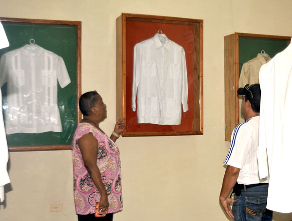 De izquierda a derecha, las guayaberas donadas por Raúl y Fidel. Fotos: José Raúl Rodríguez Robleda De izquierda a derecha, las guayaberas donadas por Raúl y Fidel. Fotos: José Raúl Rodríguez Robleda