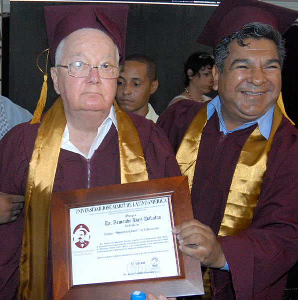 Armando Hart recibió el título de Doctor Honoris Causa de manos del Doctor Jorge Cuéllar Montoya, rector de la Universidad José Martí. Foto: Roberto Morejón