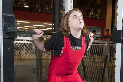 Niña de 10 años rompe récord en levantamiento de pesas