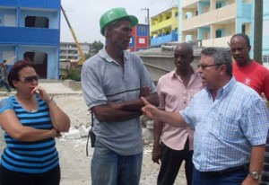 En el asentamiento poblacional del paseo Martí, Guilarte de Nacimiento, junto a la secretaria de la CTC en la provincia, conoce detalles de la conclusión de las 48 viviendas que restan para completar las 100 previstas. Foto: De la autora