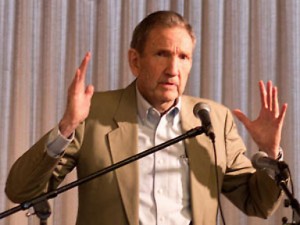Exfiscal general Ramsey Clark.