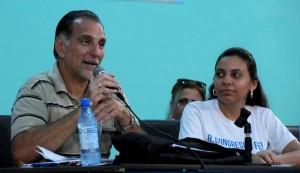 Los delegados e invitados que asisten al VIII Congreso de la FEU sostienen un encuentro con René González, Héroe de la República de Cuba