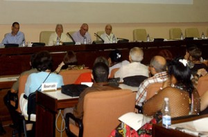 Los especialistas que intervinieron en el panel recordaron anécdotas y esbozaron aspectos principales del pensamiento económico del Che. Foto: César A. Rodríguez