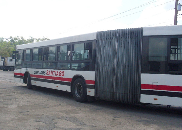 Rotulados y pintados de blanco, rojo y negro los ómnibus recuperados le dan un toque singular a la ciudad santiaguera.
