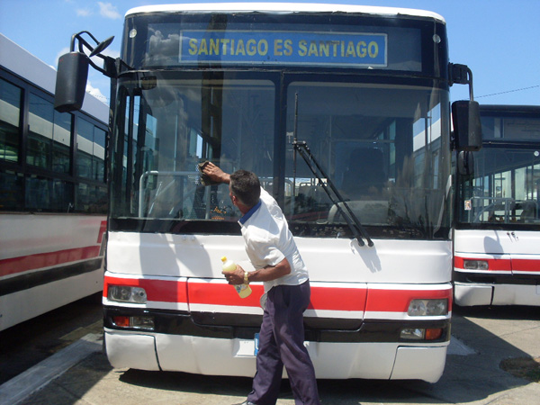 Cuidar y mantener en buen estado los vehículos recuperados es tarea de los trabajadores de ómnibus y también del pueblo. Cuidar y mantener en buen estado los vehículos recuperados es tarea de los trabajadores de ómnibus y también del pueblo.