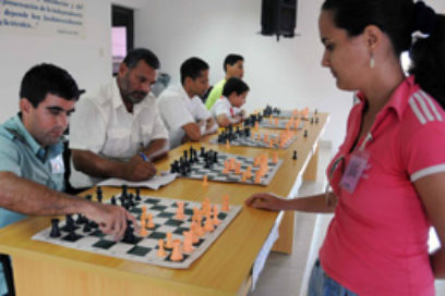 Una partida de ajedrez por los Cinco