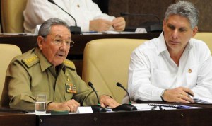 El general de Ejército Raúl Castro Ruz (I), Presidente de los Consejos de Estado y de Ministros, interviene minutos después del comienzo del segundo día de reunión del Primer Período Ordinario de Sesiones correspondiente a la Octava Legislatura de la Asamblea Nacional del Poder Popular. Foto: Marcelino Vázquez