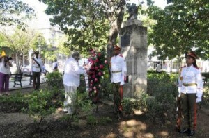 José Mujica, Presidente de la República Oriental del Uruguay, coloca una ofrenda floral en el busto a José Gervasio Artigas, prócer uruguayo, en el Parque de la Fraternidad, en La Habana, Cuba, el 25 de julio de 2013. Foto: Roberto Morejón