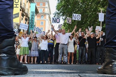 Miles de españoles se movilizan al grito de «¡Que se vaya la mafia!»