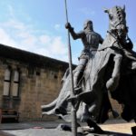 . Tras las icónicas murallas del castillo se encuentran opulentas Salas de Estado llenas de magnificas colecciones de artes decorativas