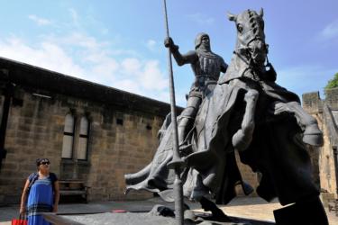 . Tras las icónicas murallas del castillo se encuentran opulentas Salas de Estado llenas de magnificas colecciones de artes decorativas