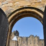 . Tras las icónicas murallas del castillo se encuentran opulentas Salas de Estado llenas de magnificas colecciones de artes decorativas