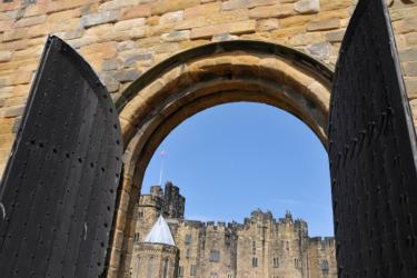 . Tras las icónicas murallas del castillo se encuentran opulentas Salas de Estado llenas de magnificas colecciones de artes decorativas