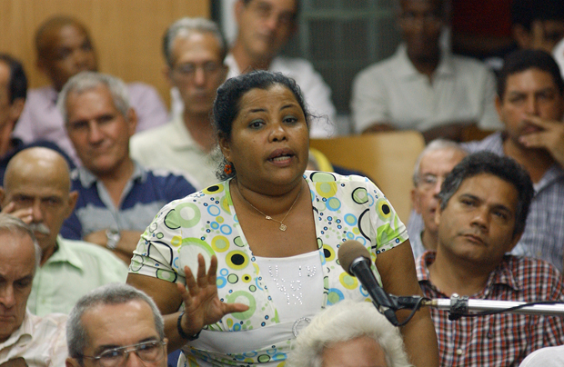 Los profesionales catalogados en el grupo 10 tienen que esperar hasta cuatro meses para tener su baja del centro laboral, señaló Xiomara González. Fotos: César A. Rodríguez